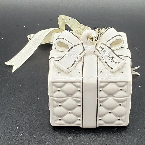 Pandora 2016 Porcelain White Silver Quilted Christmas Present Ornament - Picture 12 of 15